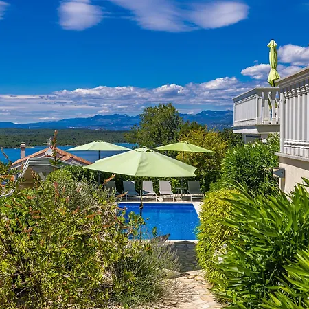 Residencia La Famiglia With Heated Pool كليمنو