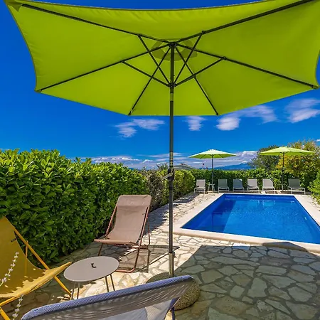 Residencia La Famiglia With Heated Pool