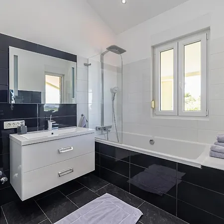 Residencia La Famiglia With Heated Pool *